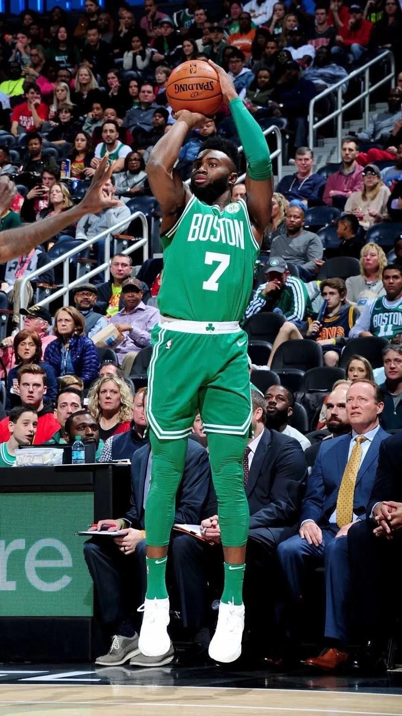 公牛退役球星罗斯1号球衣 球队战胜尼克斯.